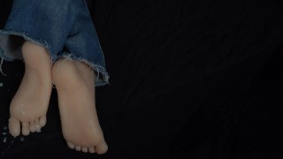 Sperma op haar lange voeten en spijkerbroek - Enorme cumshot