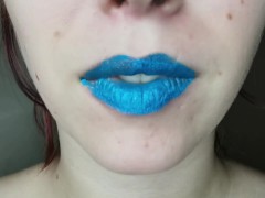 le gloss bleu glisse sur mes lèvres pour briller