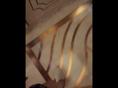 【伪娘】在外面放尿后太想做爱回饭店打开门给人看 3/16