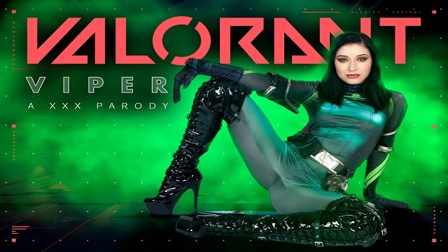Рэйвен Лейн в роли Toxic VIPER из VALORANT заставит вас подчиниться ее воле