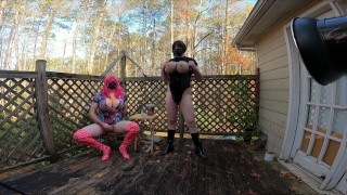 Гигантские фальшивые сиськи трансвестит мастурбирует во время фотосессии составное видео