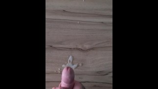 在桌子上和墙上射精！