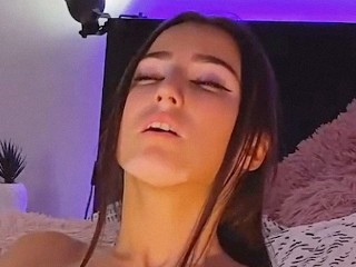 Красивая сучка хочет, чтобы ее хорошо трахнули