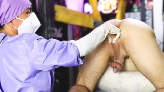 Verpleegster DominaFire anaal stretcht haar patiënt