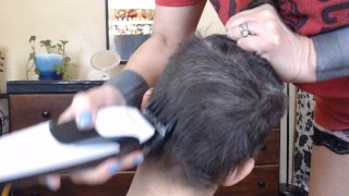 Afeitando el pelo de mi novia