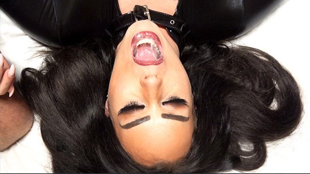 Watch Bondage Video:DEVOTE LATEX-SCHLAMPE ABGEFICKT UND SPERMA INS MAUL