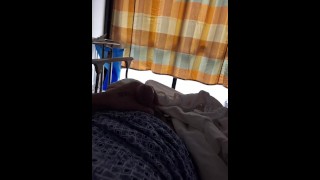 Un athlète blessé caresse une bite de cheval à l’hôpital