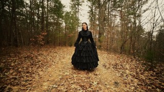 Viktorianische Gothic-Mädchen Im Wald Pinkeln