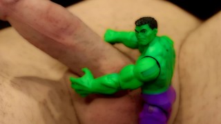 Spidey y Hulk aplastan la polla de un gigante, una historia Toy pervertida