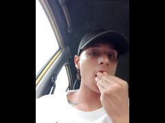 Comiendo fresas en un taxi