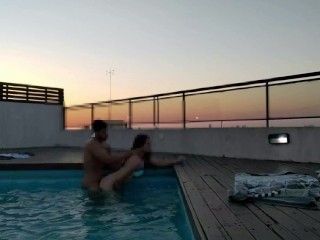 Bei Einem Wunderschönen Sonnenuntergang Viel Im Pool Abspritzen - Accounter Adventures