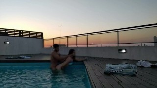 Bei einem wunderschönen Sonnenuntergang viel im Pool abspritzen - accounter adventures