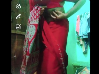 赤いサリーを着たインド人ゲイ女装家xxxヌードがブラジャーとおっぱいを見せている