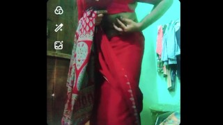 Crossdresser gay indiano xxx nu em saree vermelho mostrando sutiã e seios