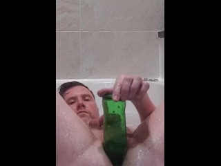 Папа засовывает ему в пивную бутылку.