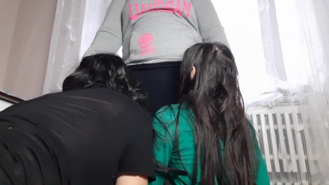 My two girlfriends thanked me for the gifts with cunnilingus and I cum twice at once - Lesbian_illu