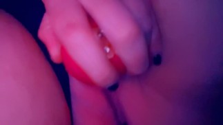 Одинокая девушка играет с клитором розой и пробкой 💦