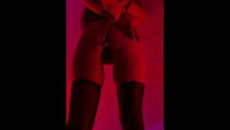 на крючок и прикованный цепью к стене