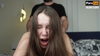 Orgasme anal de ma demi-sœur Valeria Sladkih. Le sperme jaillit de son cul.