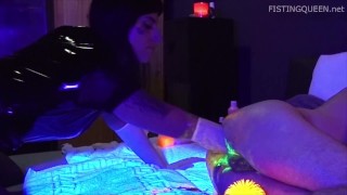 Blacklight Anal Play Fisting e Toying por QueenMiss e Fistdude