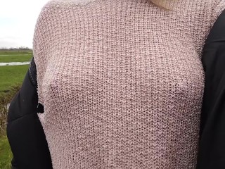 Boobwalk: Andando Sem Sutiã Em Um Rosa Ver Através De Suéter De Malha