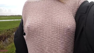 Boobwalk : Marcher sans soutien-gorge dans un pull tricoté voir à travers rose