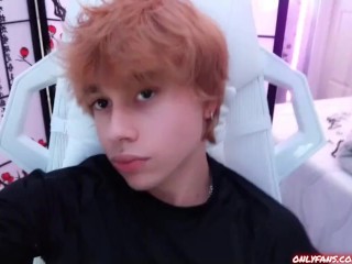 Needy Femboy 抚摸着他湿滑的鸡巴 *呜咽，湿漉漉的声音*