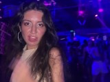Geiles Mädchen stimmte Sex in einem Nachtclub auf der Toilette zu