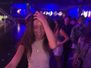 Возбужденная девушка согласилась на секс в ночном клубе в туалете screenshot number 2