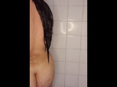 Fetish estranho por braço molhado - Parte 2/2 - Screenshot 6 of 16 - Tomando Banho