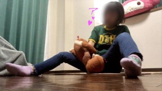 Uma rapariga gira faz sexo sozinha com a sua boneca preferida.