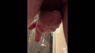 顺从的同性恋玩弄他的鸡巴并展示他可爱的屁股