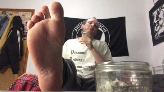 Je fume, montre mes semelles et vous ignore