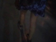 sexo en publico chica por la ciudad con vestido corto sin bragas le gusta que mirones la vean follar
