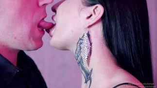 Поцелуй крупным планом с милой падчерицей