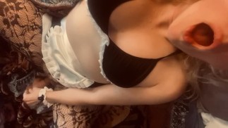 Тупая сквиртующая французская шлюха-горничная брызжет на кровать своего хозяина