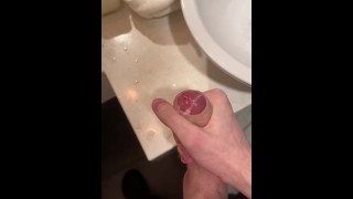 twink se masturbando no banheiro