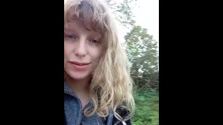 un poco de diversión al aire libre con una pequeña rubia caliente