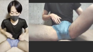 Красивый мужчина мастурбирует, используя секс-игрушку, тяжело дыша