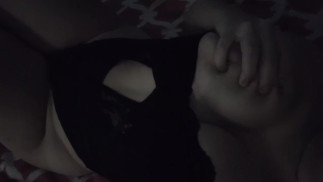 Детка лапает свои огромные сиськи на камеру