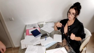 O aluno teve que foder o professor na mesa para obter um crédito