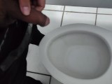 Haciendo pipí en un baño público