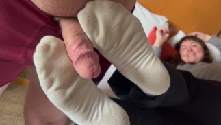 Sperma auf meine verschwitzten, stinkenden Sohlen