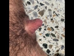 Tomando el sol me pongo caliente Masturbo mi pequeña polla ftm