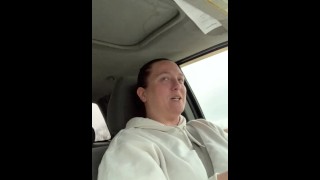 Geile slet masturbeert tijdens het rijden