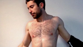 Model kommt während des Fotoshootings (Rollenspiel-Fan-Gewohnheit)
