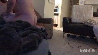 Je frotte les cheveux de My GF pendant qu’elle se fait baiser par ma meilleure amie