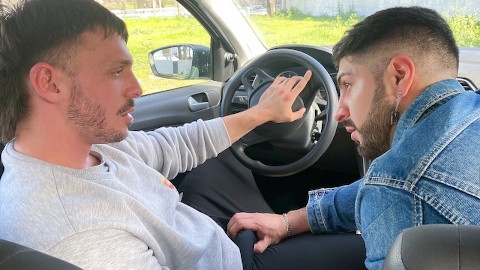 Olvidar un teléfono en un coche puede ser el comienzo de una de las historias gay más calientes que jamás hayas visto