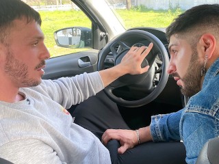 Oublier un Téléphone Dans Une Voiture Peut être Le Début De L’une Des Histoires Gays Les plus Chaudes que Vous Verrez