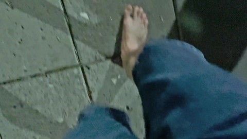 1 km Barfuß gehen, meine Füße verschmutzen und meine schmutzigen und sexy Fußsohlen präsentieren